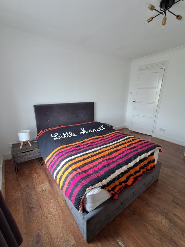 Beautiful Double Room available in E14. Main Photo