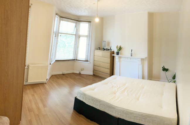 *Female House* Double Room Furnish - Bills Inc Main Photo