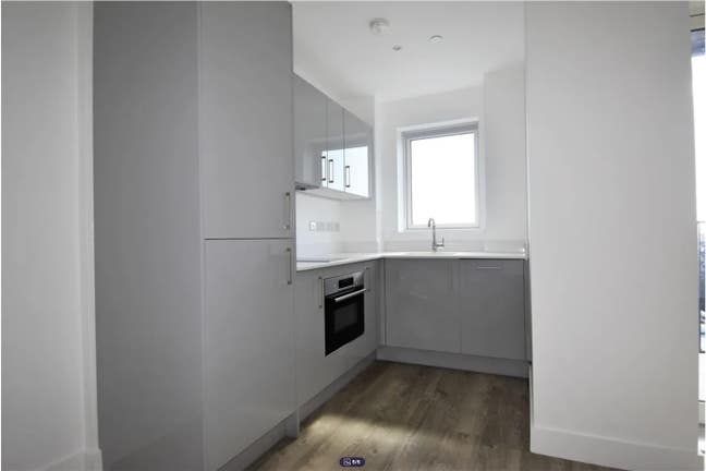 Furnished Studio | Private Balcony | 5 Min to Tube Main Photo