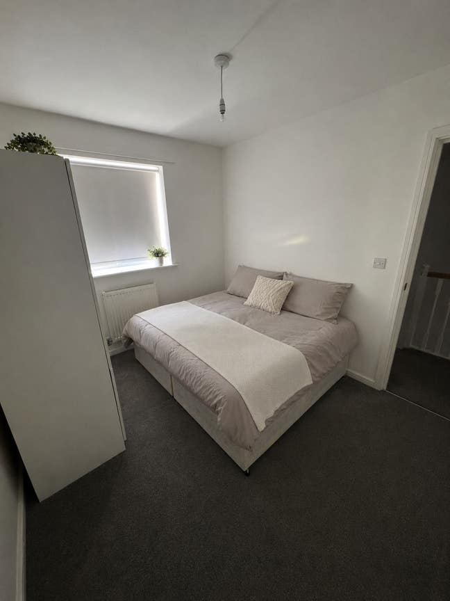 Double room to rent in Rochdale OL16 area.  Main Photo