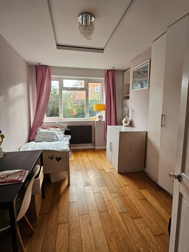 2 bed flat garden parking close to station Main Photo