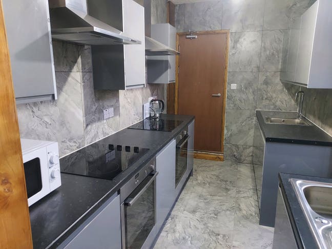 Clean Tidy ** must see ** TW5 0AG post code Main Photo