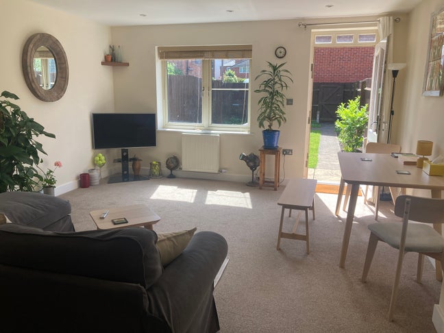 Room to Rent in Professional House Share Main Photo
