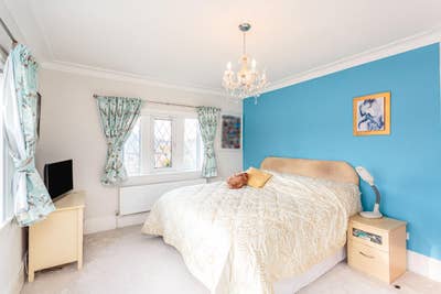 Double room, en suite available near Victoria hosp Main Photo