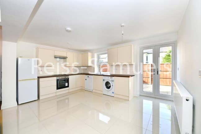 Students Click Here Apply Now Room to Rent 6 Bed Main Photo
