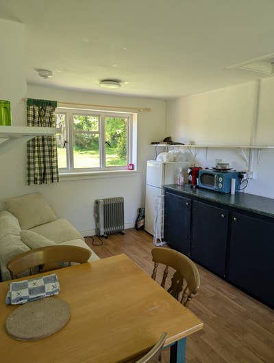 2 rooms available in charming small cottage near o Main Photo