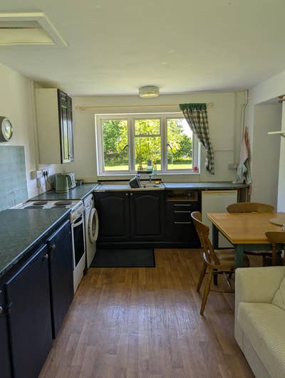 Room available in charming small cottage Main Photo