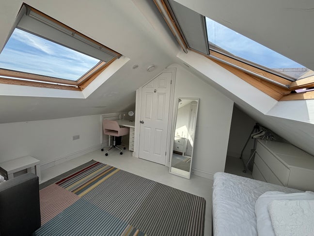 Lovely double en-suite room, female preferred  Main Photo