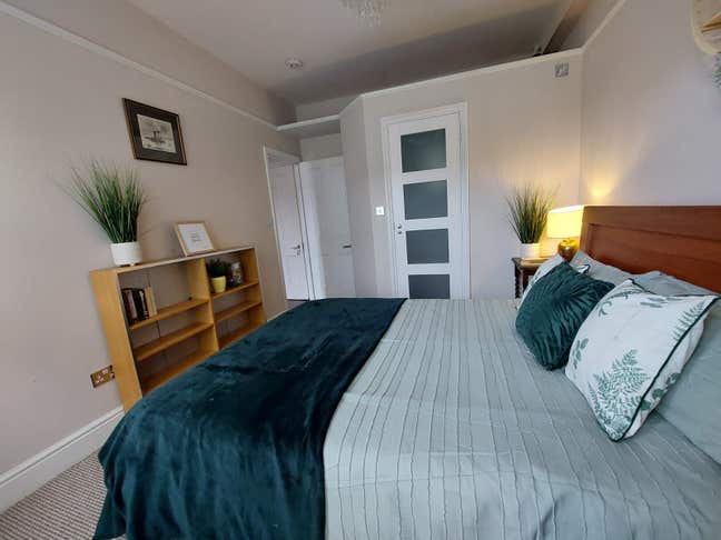 Modern, Clean En-Suite in Tottenham N17 Main Photo