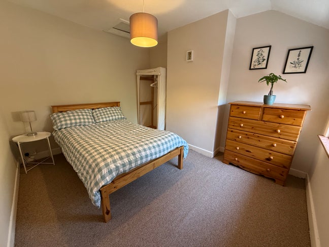 Spacious & quiet furnished double room Main Photo