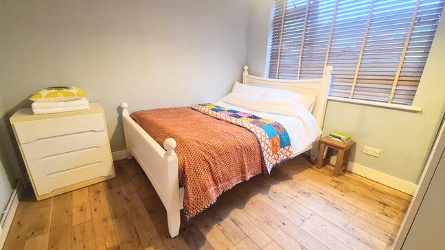 Large double room in Lambourn Main Photo