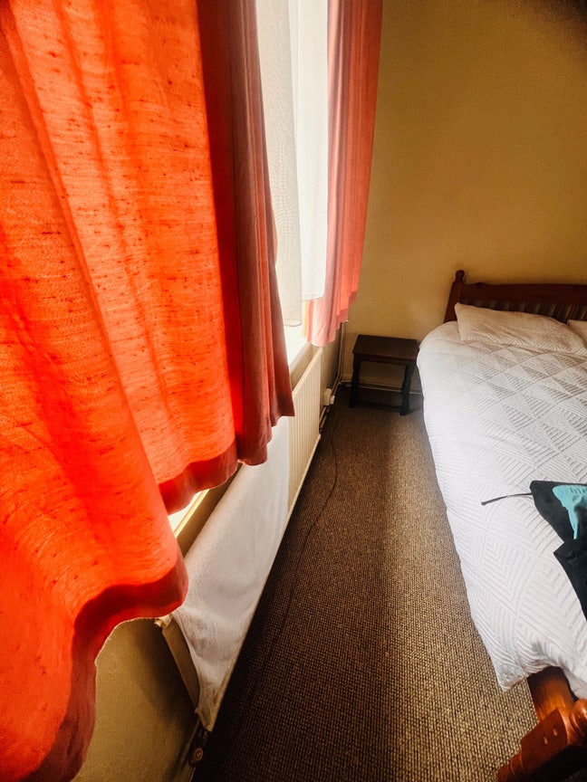 1 double round to rent in hayes  Main Photo