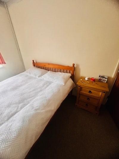 1 double round to rent in hayes  Main Photo