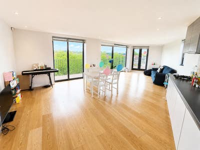 Modern En-suite room Main Photo