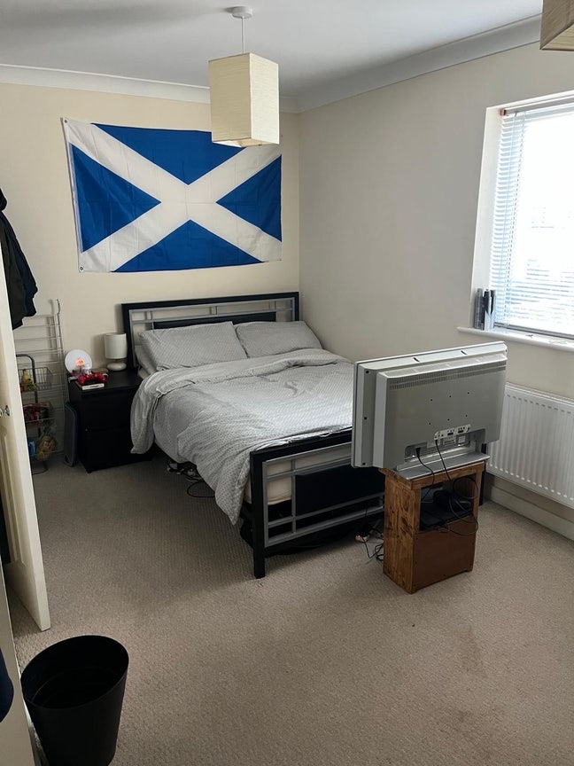 Large Double Bedroom Available with parking Main Photo