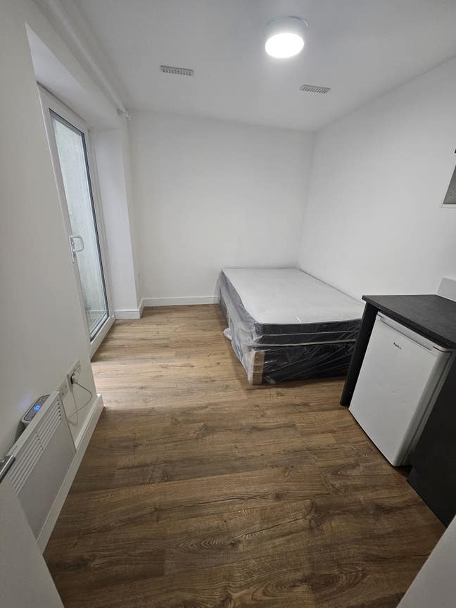 Lovely, Modern Studio with Shared Garden - Zone 2 Main Photo