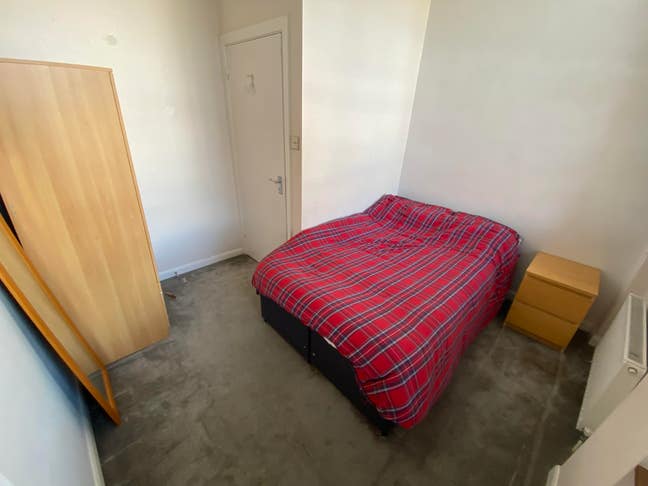 Small double bedroom on Putney High Street Main Photo