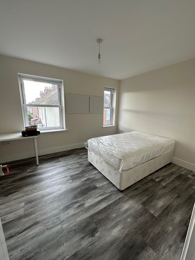 Double room close to Ashford International!  Main Photo
