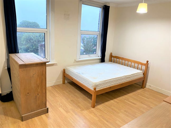 W3: Room Available Now - House with Garden Main Photo