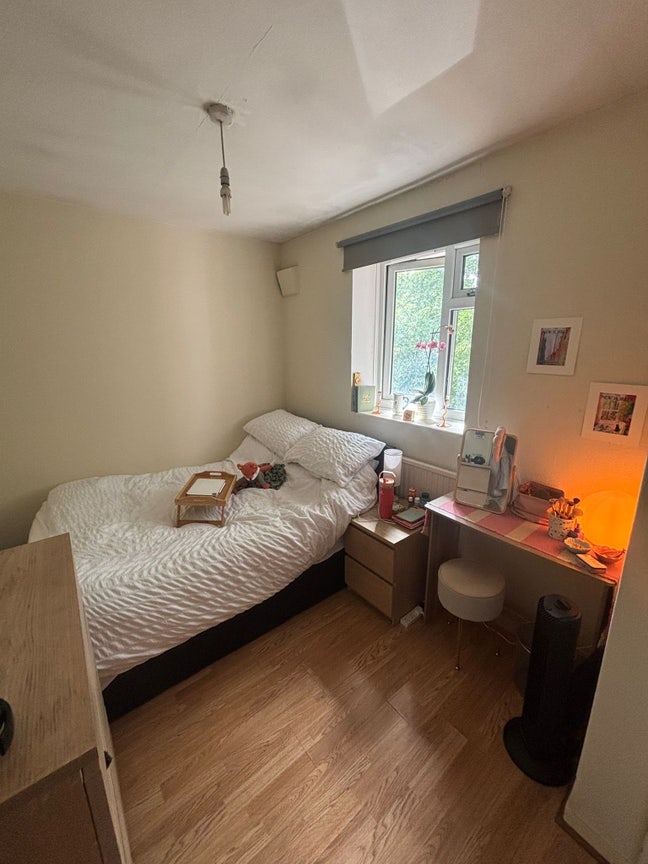 Double room in friendly Clapham South flat! Main Photo