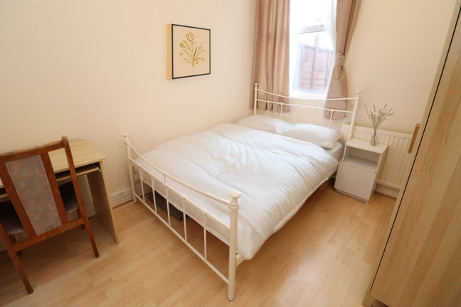 Double Bedroom*5 Minutes Walking from West Ealing* Main Photo