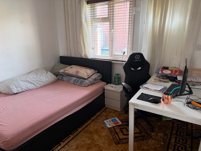 Double bedroom in family house  Main Photo