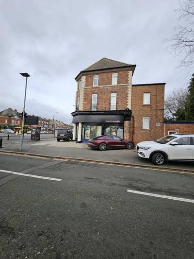 Room for Rent with a Cafe Right Below! Perfect B23 Main Photo