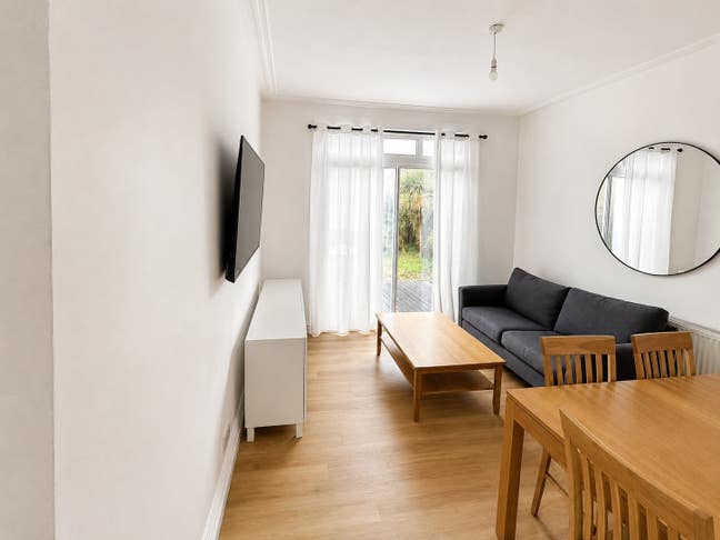 Whole 2-Bed Flat (Double + Single) Private Garden Main Photo