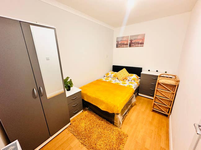 Double Room to Rent - Staines - &pound;690 inc Bills Main Photo