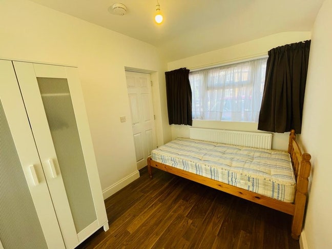 Studio Flat to Rent - Feltham - &pound;899 inc Bills Main Photo