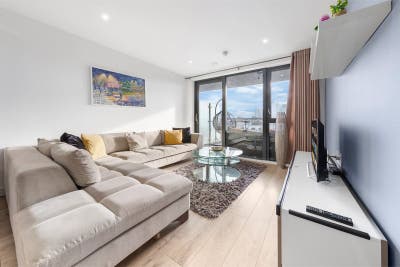 🌆 Spacious Double Room | En-Suite + Views Main Photo