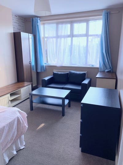 3 Rooms avail. asap Canning T. /Plaistow Zone 2/3 Main Photo