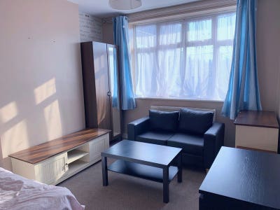 2 Rooms avail. asap Canning T. /Plaistow Zone 2/3 Main Photo