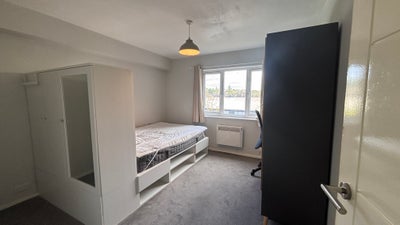 Whole 2 Bedroom Flat, 1 Double and 1 Single Main Photo