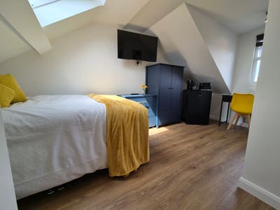 Newly renovated en-suite rooms,Oakleys Rd Main Photo