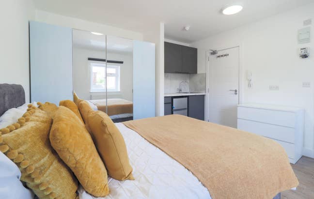 Modern Flat Share - 5 Min Walk Borehamwood Station Main Photo