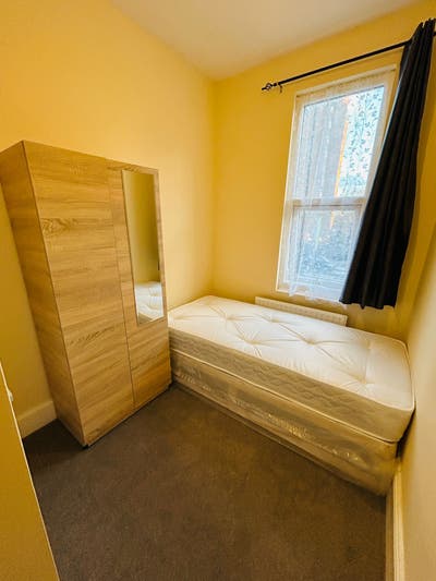 One Single room available from 1st June in Ilford  Main Photo