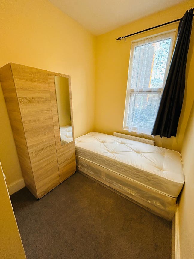 One Single room available from 1st June in Ilford  Main Photo