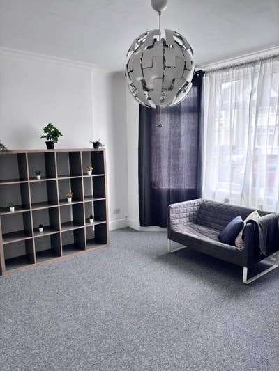 Spacious 2 Bedroom Flat Main Photo