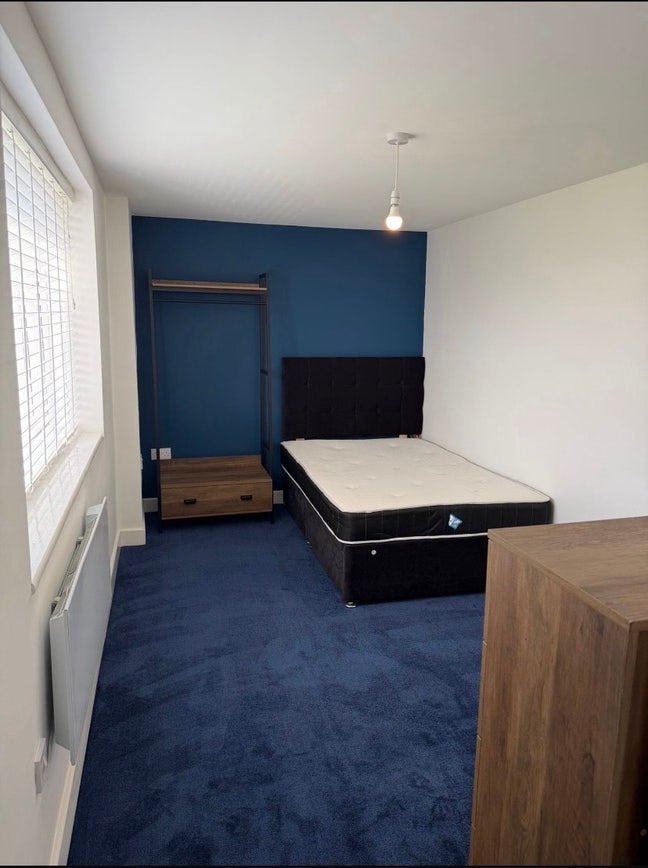 Large Double Room,Private Bathroom,Bills Included Main Photo