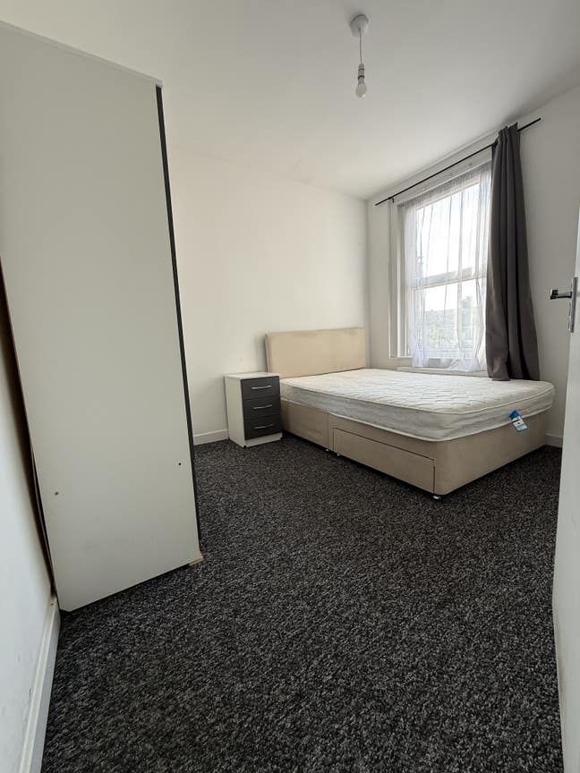 Double room to let SevenKings 3Min walk to station Main Photo