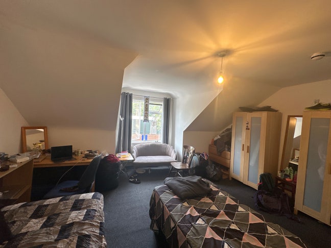 Furnished Double Room to Share- Separate Beds,  Main Photo
