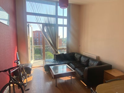 En-suite Double bedroom in furnished apartment  Main Photo
