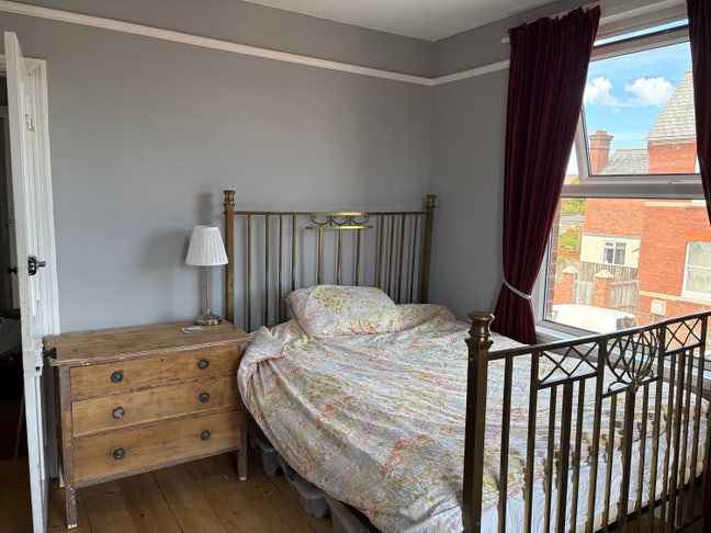 Sunny double room in family home Main Photo