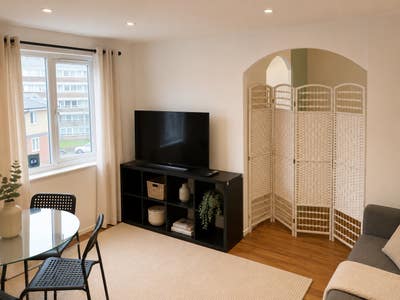 Bright & Fully Furnished Flat | Canada Water Main Photo