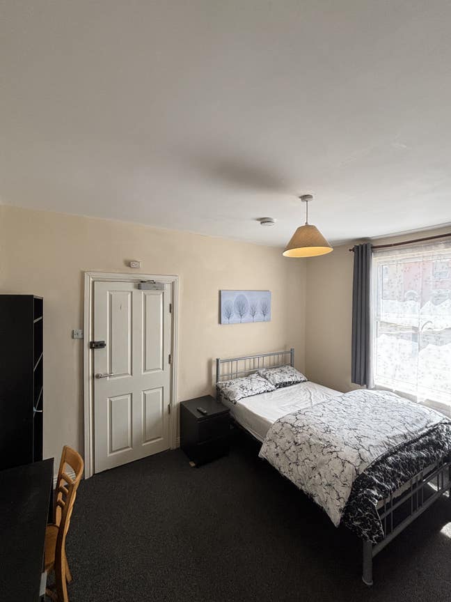 Double room available in town centre  Main Photo