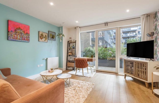 Waterside One-Bedroom Flat with Private Terrace Main Photo