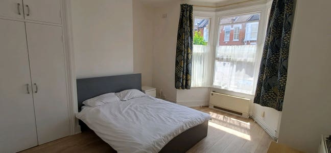 Spacious Redecorated Double Room, &pound;100+ Bills Inc. Main Photo