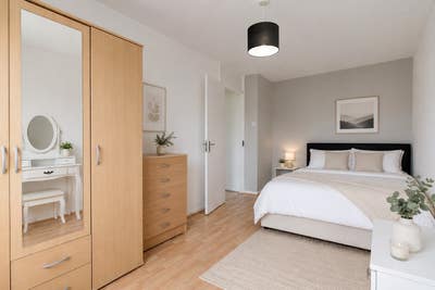 Bright & Spacious room | Walk to Liverpool street Main Photo