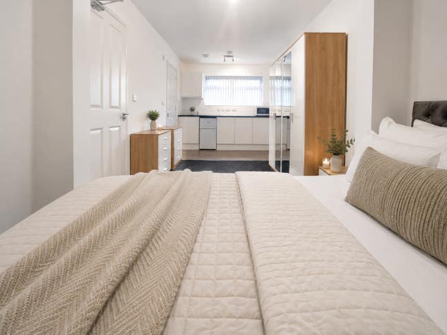 Recently refurbished house offers spacious en-suit Main Photo